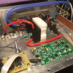 Voeding aangesloten en wordt geschakeld met de W6PQL Solid-state Switch
