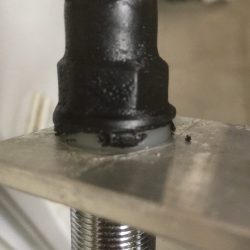Na 3 dagen VPK (Veron Pinksterkamp) verscheen er al roest aan de antenne. Daarvoor de veerring vervangen en met Plasti Dip spray dichtgemaakt.