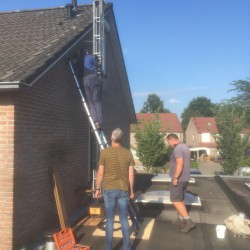 Laten zakken van de antennemast